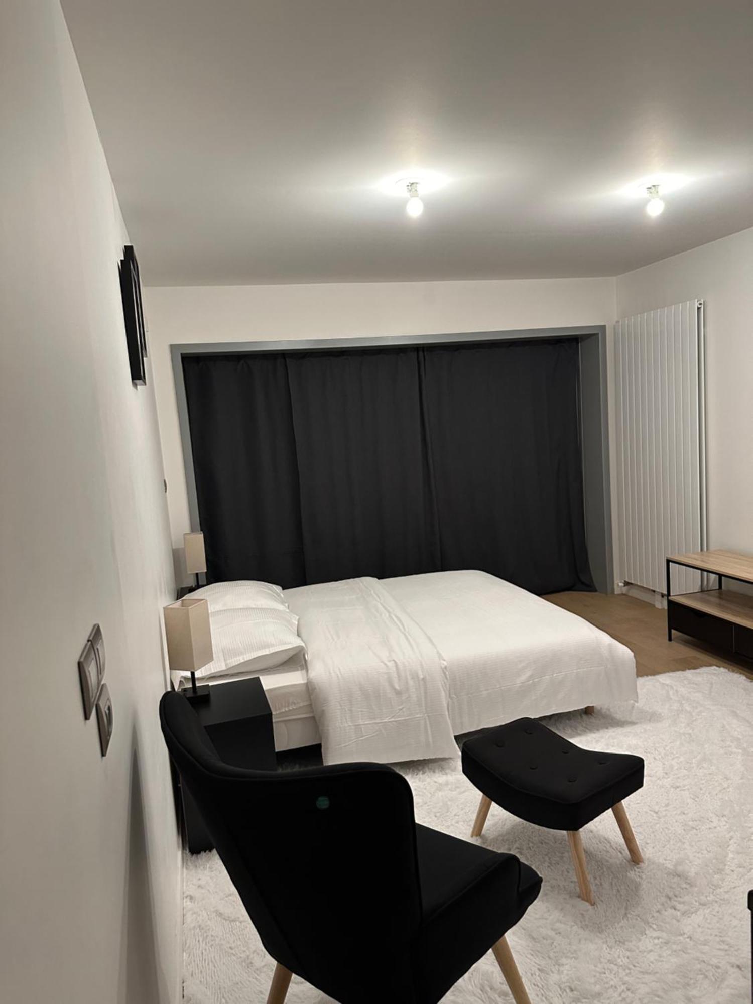 New Upscale 1 Bedroom * Parijs